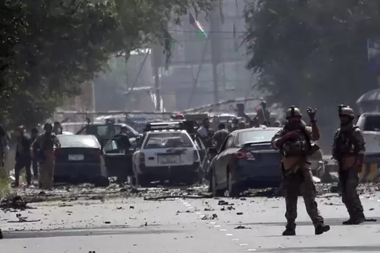 Mansooris Fotos zeigen gerade nicht den Krieg - wie diese Szene in Kabul nach der Explosion einer Autobombe. Der Fotograf präsen