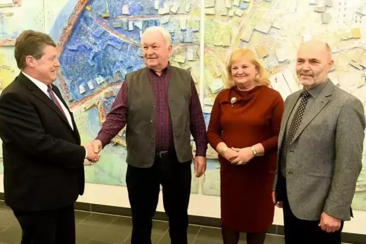 Für ihre Verdienste um das Jubiläumsjahr ehrte Ortsbürgermeister Dieter Hartmüller Dieter Magsamen, Doris Bugiel und Hermann Sta