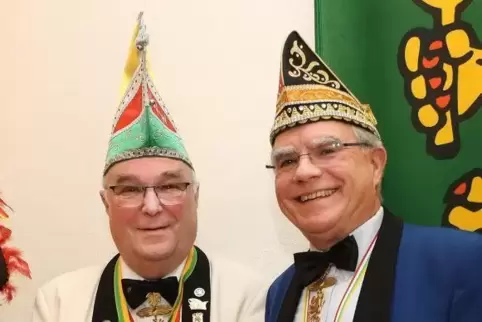 Den „Goldenen Löwen mit Brillant“ überreichte Jürgen Lesmeister (r.) in Speyer an Albert Zimmermann vom Karnevalverein Waldfisch