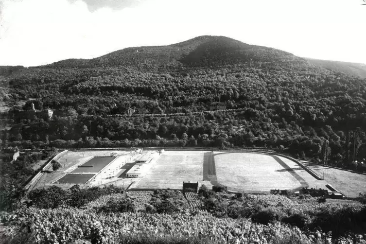 Das Stadion (rechts) zur oder kurz nach der Eröffnung und das Stadionbad 1932. Oben links ist das heutige Leibniz-Gymnasium zu s