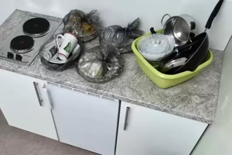 Ein Foto, das kurz vor Er&ouml;ffnung des Wohnheims gemacht wurde, als jedes Zimmer mit Geschirr ausgestattet wurde. Die M&ouml;glichkeit,