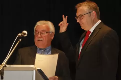 Aufbruch in ein neues Kapitel: Wahlleiter Klaus Gebhardt (links) vereidigt Michael Cullmann, den Bürgermeister der neuen Verband