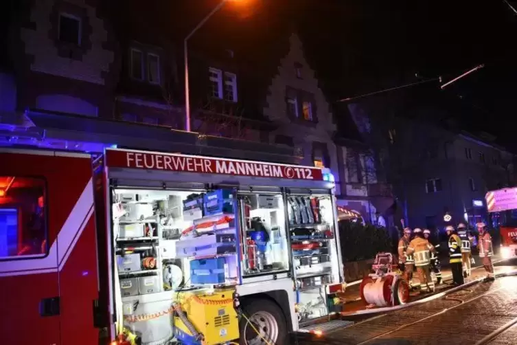 Die Feuerwehr löschte den Brand im Stadtteil Feudenheim.