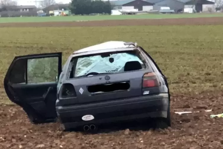Im Acker neben der Autobahn überschlug sich das Auto eines 18-jährigen Fahrers.