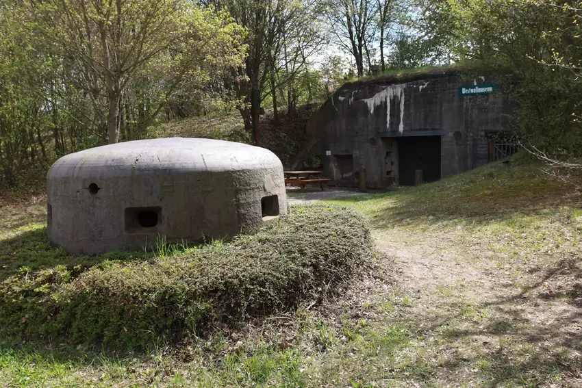 Westwallmuseum_Bergzabern_van.JPG