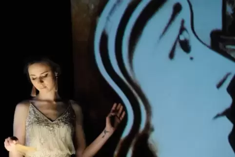 Feinen Sand lässt Irina Titova durch ihre Hände rieseln, um damit Kunst zu erschaffen.