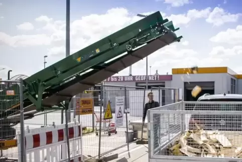 Kunden können sich die Holzscheite direkt auf den Anhänger abladen lassen.