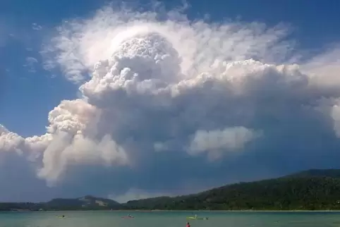 Ein vom Buschfeuer in Australien ausgelöstes Gewitter über dem Currowan-Feuer in der Nähe von Nowra, rund 160 Kilometer südlich 