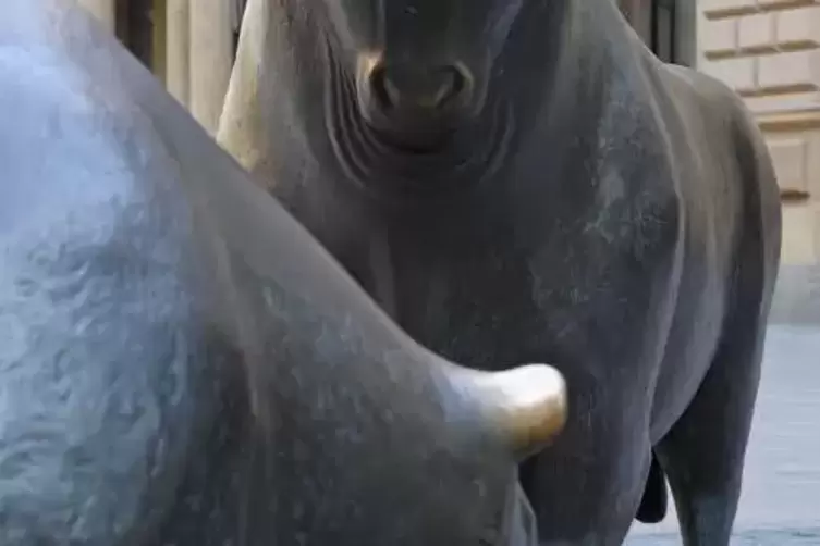 Bulle und B&auml;r vor der Frankfurter B&ouml;rse: die Symbole f&uuml;r anhaltend steigende beziehungsweise fallende Kurse.