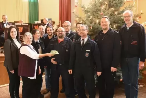 Dankeschön an die Feuerwehr: Die Wehrführer der Zellertal-Wehren erhielten beim Neujahrsempfang aus Händen von Ortsbürgermeister