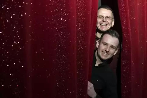Seit gut einem Jahr verantworten Christian Kaltenegger (hinten) und Sohn Sebastian gemeinsam das Programm im Frankenthaler Kino.