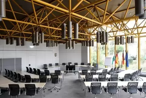 Wo sonst debattiert wird, brüten angehende Abiturienten über ihren Aufgaben.