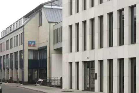Die VR-Bank Südpfalz in der Waffenstraße in Landau verhandelt mit der VR-Bank Mittelhaardt.