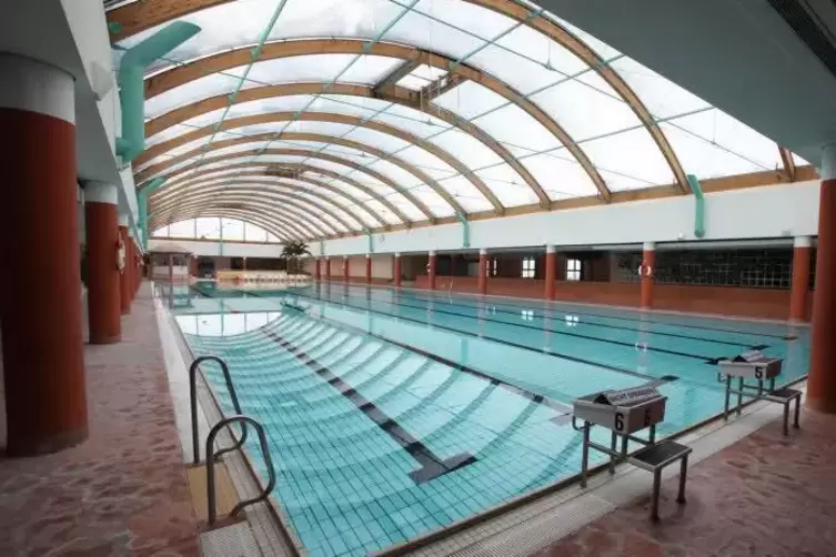 Seit Jahren geschlossen: das Allwetterbad Moby Dick in R&uuml;lzheim.
