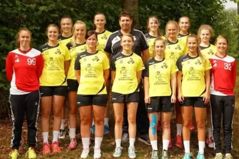 Die Verbandsliga-Handballerinnen des TV Thaleischweiler mit Trainer Jochen Huber.