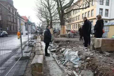 Michael Götz (links), Leiter des Landauer Gebäudemanagements, zeigt die Bauarbeiten am Fundament des mittlerweile fehlenden Zaun