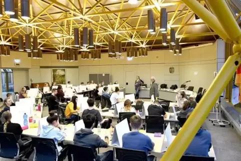 Klausuren statt Debatten: Blick in den Ratssaal der Kreisverwaltung.