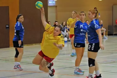 Kreisläuferein Sarah Schmitt und die Eckbachtaler Frauen erwarten die HSG Kaiserslautern II.