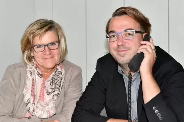 Doris Wiegner und Martin Franke bei einer Telefonaktion der RHEINPFALZ.