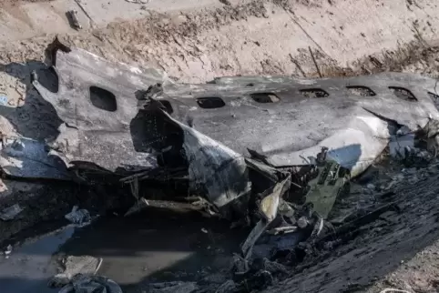 Ein Stück Flugzeugrumpf am Tatort, wo ein ukrainisches Flugzeug am Mittwoch kurz nach dem Start vom Flughafen Teheran abstürzte.