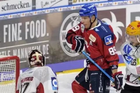 David Wolf (Mitte) erzielt das 1:1 für die Adler gegen Torwart Kristers Gudlevskis.