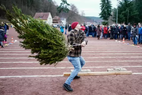 Weihnachtsbaumwerfen_Weidenthal_dpa.JPG