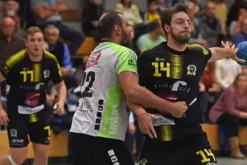 Timo Naas (rechts) von den VTV Mundenheim setzt Akzente im Spiel der VTV.. Das freut seinen Trainer.