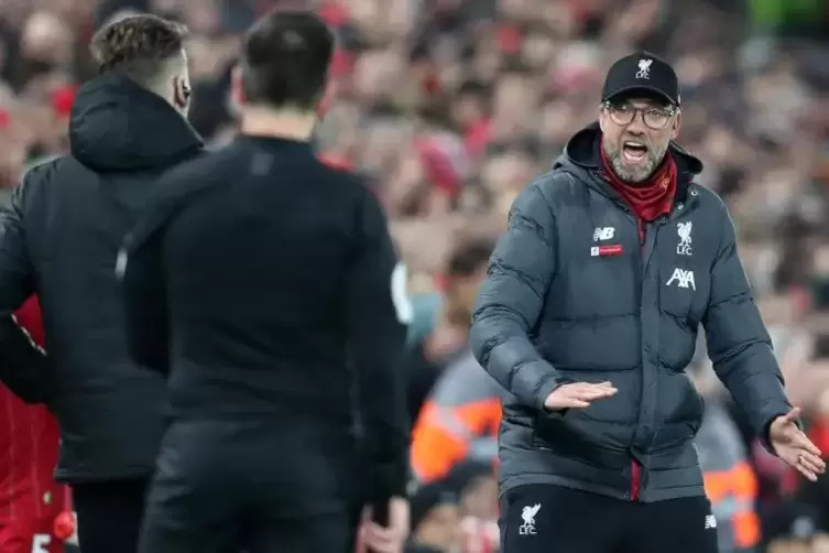 Liverpools Trainer Jürgen Klopp (rechts) kommentiert oft und laut Schiedsrichter-Entscheidungen.