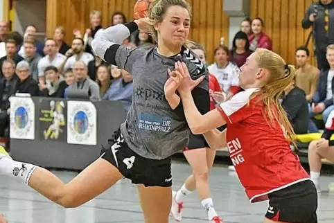 Lucie Krein (in Grau, hier beim Spiel gegen Friesenheim im Dezember) warf im Halbfinale fünf Tore für den SV 64.