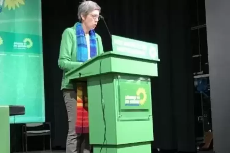 Politisch-modisch und traditionell in Strick: Gr&uuml;ne Europaabgeordnete Jutta Paulus im November mit Klimaschal.