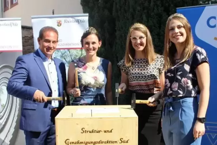 Im August haben SGD-Präsident Hannes Kopf sowie die Weinhoheiten Inga Storck, Meike Klohr und Anna Göhring (von links) die Weink