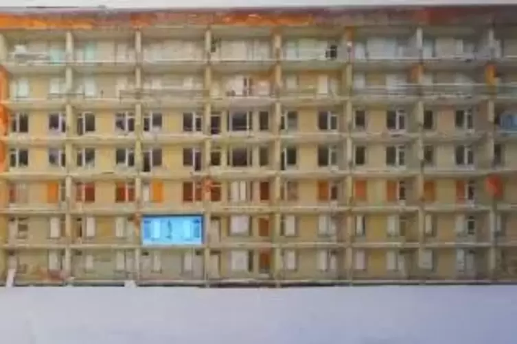 Eine Aufnahme eines früheren Sanatoriums wird von Christof Martin mit einem Bildschirm in einer der Wohnzellen belebt.