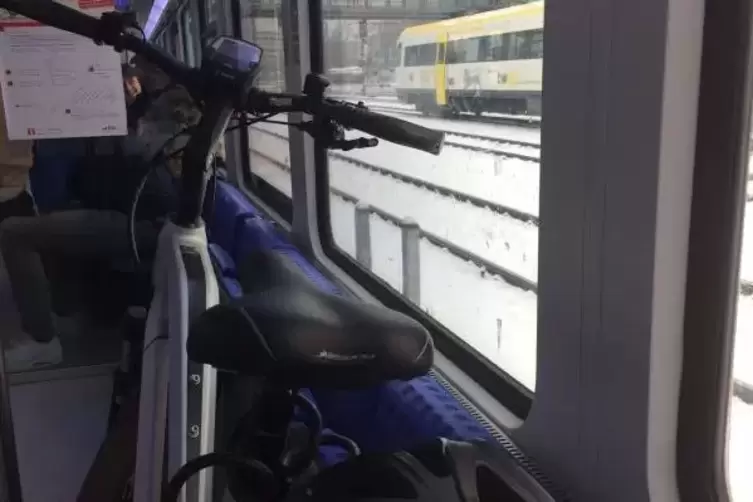 Kein Problem: Das E-Bike f&auml;hrt im Zug mit.