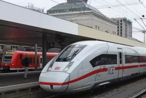 Rabatt gibt es mit der Bahncard nicht nur für Reisen im ICE (rechts), sondern auch in Regionalzügen (links). Unterschiedlich sin