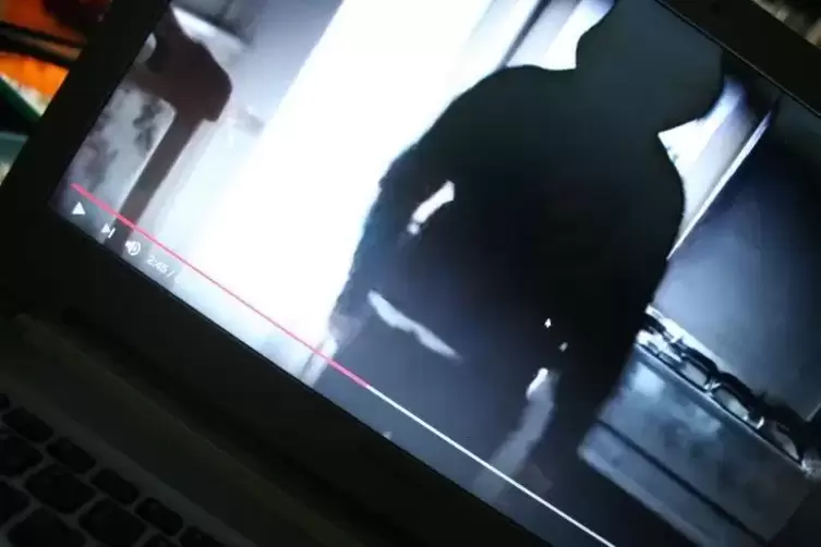 Drohvideos im Netz: Zun&auml;chst beschimpfte der Junge aus Ludwigshafen andere Kinder mit Filmen wie diesem Internet.