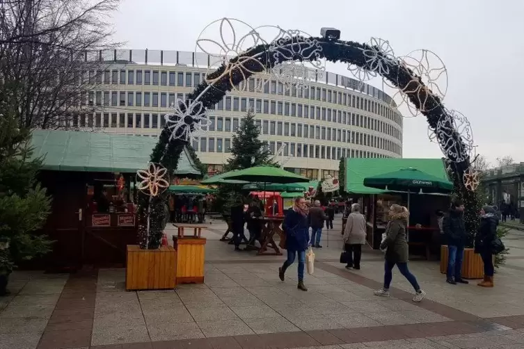 Ende 2016 wollte der damals Zw&ouml;lfj&auml;hrige dann einen Selbstmordanschlag auf den Ludwigshafener Weihnachtsmarkt ver&uuml;ben.