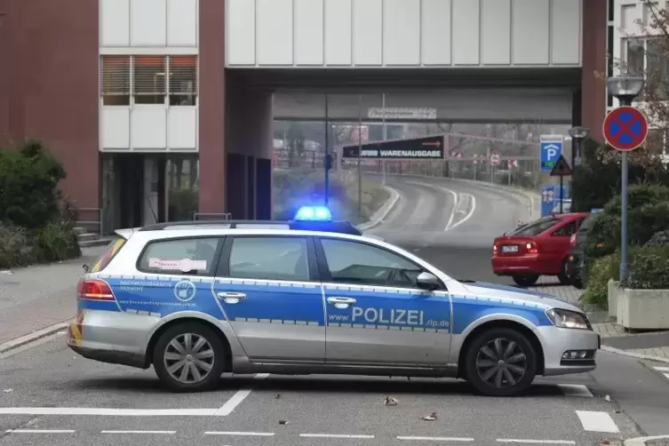 Einen seiner Eigenbau-Sprengs&auml;tze fand die Polizei in einem Versteck am Rathaus-Center.