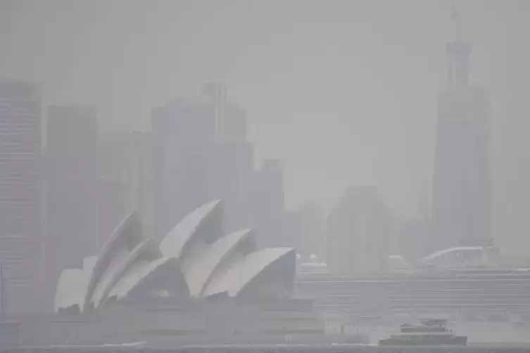 Die Buschfeuer in Australien sorgen für dichten Rauch auch in Sydney, hier am Opera House. Oliver Zeller hat deshalb nicht drauß