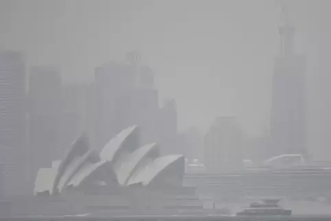 Die Buschfeuer in Australien sorgen für dichten Rauch auch in Sydney, hier am Opera House. Oliver Zeller hat deshalb nicht drauß