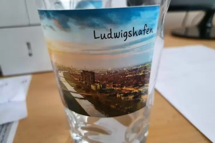 Dubbegate: Statt Ludwigshafen ist auf dem Glas nur Mannheim zu sehen.