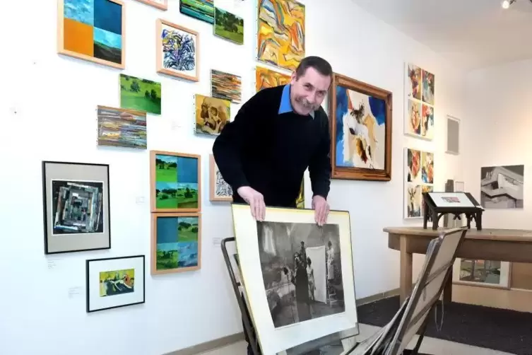 Von Kunst umgeben: Josef Nisters in seiner Galerie.