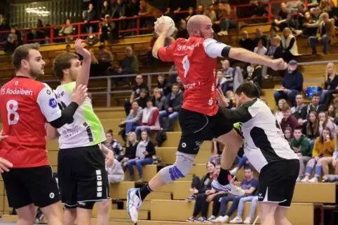 Rodalbens Linkshänder Lukas Baumgart (beim Wurf) spielt mit seinem Team am Samstag in Dudenhofen.