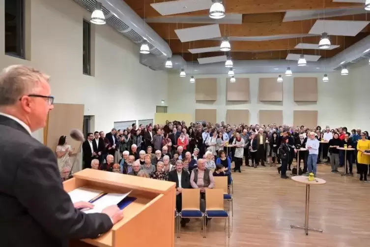 Erster Neujahrsempfang für den neuen Ortsbürgermeister: Bodo Lutzke bei seiner Rede im Schwegenheimer Bürgerhaus.