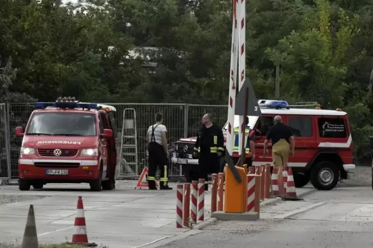 Einsatzfahrzeuge am Tag Unfalls im Sondermüll-Zwischenlager bei der Firma Süd-Müll in Heßheim am 21. August 2018: zwei Männer st