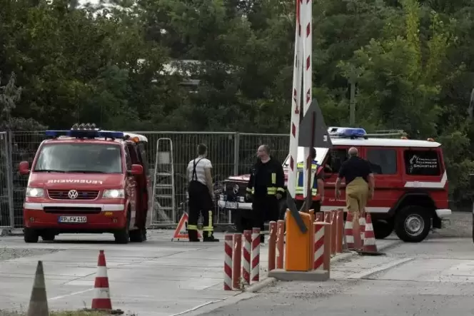Einsatzfahrzeuge am Tag Unfalls im Sondermüll-Zwischenlager bei der Firma Süd-Müll in Heßheim am 21. August 2018: zwei Männer st Einsatzfahrzeuge am Tag Unfalls im Sondermüll-Zwischenlager bei der Firma Süd-Müll in Heßheim am 21. August 2018: zwei Männer st