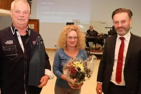 Hans-Joachim und Maike Moex werden von Bürgermeister Carsten Brauer (rechts) für ihr besonderes ehrenamtliches Engagement geehrt