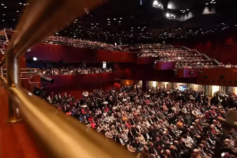 Blick in den Saalbau: Mehr als 1000 G&auml;ste waren zum Neujahrsempfang gekommen.