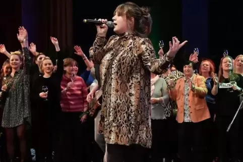 „Ein Hoch auf uns“: das große musikalische Finale am Ende des Neujahrsempfang mit „Stolen Sixpence“ und dem „Wir waren Weinkehlc