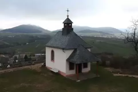 BlickpunktDie Kapelle auf der Kleinen Kalmit vor der Vandalen-Attacke von Halloween.