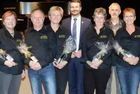 Ortsvorsteher Dirk Herbert (Vierter von links) mit dem geehrten Vorstand des Fördervereins „Die Muschbacher“.
